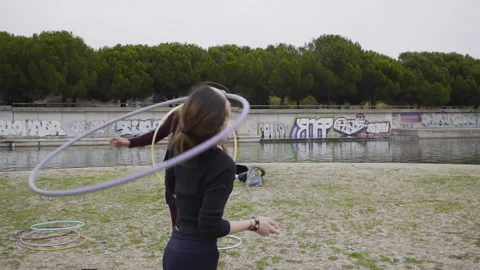 Two multi-ethnic friends of enjoying Hula Hoop dance 库存影片 130435313