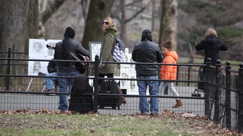 Two musicians playing in Central Park and people walking Vídeo Stock 47284332