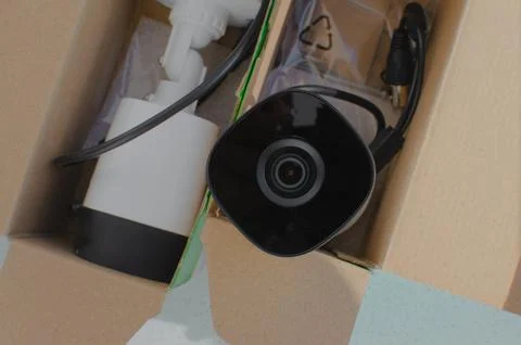 Two new security cameras, in close-up, inside an open box. Perfect for surv.. 库存照片