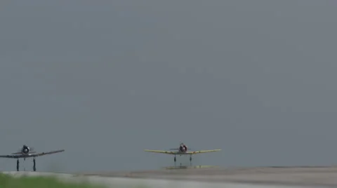 Two North American T-6 Texan warbirds taking off from Wittman Regional Airport Vídeos de archivo 50187035