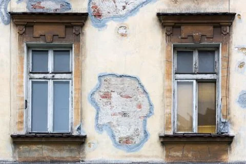 Two old box windows of a yellow house Foto stock