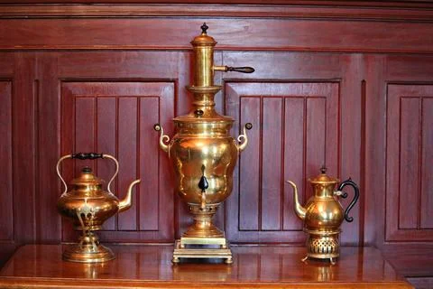 Two old copper teapots and a samovar in the Durbes manor on the outskirts of  Foto stock