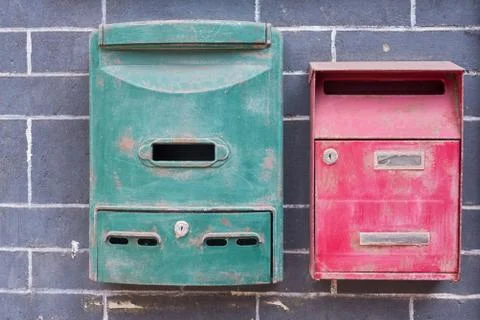 Two old mailboxes on a brick wall Stockfoto's