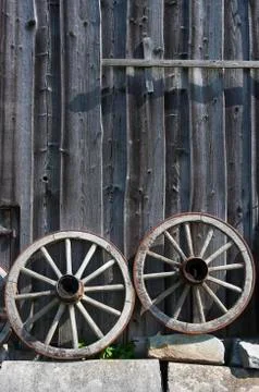 Two old wagon wheels in front of a barn Bad Schallerbach Hausruck Quarter Upper Foto stock