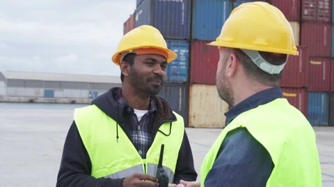 Two operators with their safety equipment talking at their workstation 스톡 동영상 171981383