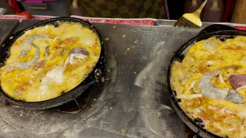 Two Oyster Omelettes Cooking Simultaneously in Pans Street Food Thailand, 4K Vídeo Stock 331984264