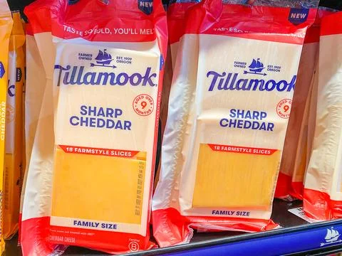 Two packages of Tillamook Sharp Cheddar farmstyle cheese slices on a store .. Stock-Fotos