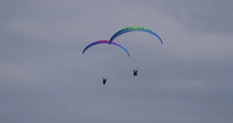 Two paragliders flying Vidéo 154659805