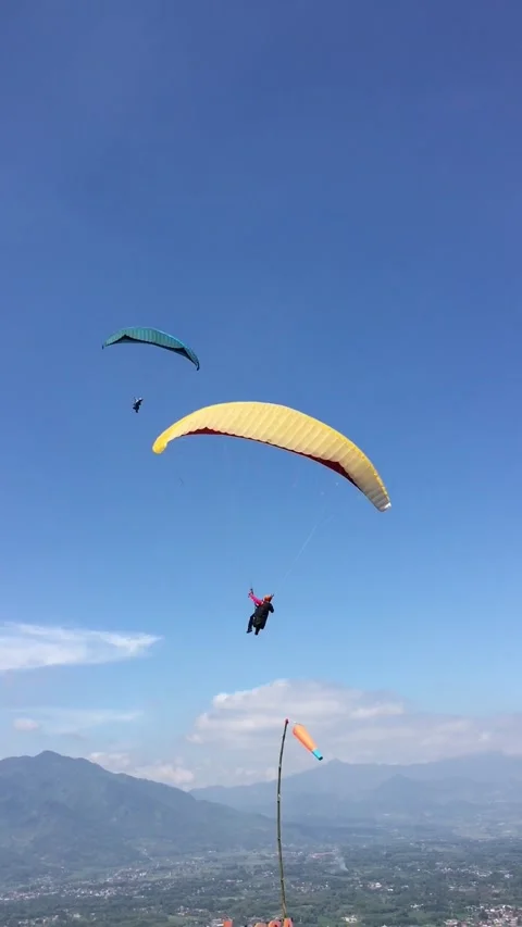 Two Paragliders Flying Over the Mountain, Garut, West Java, Indonesia. Vidéo 343415589