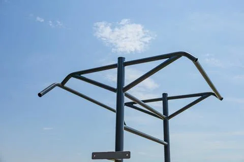 Two parallel horizontal bars stand in an outdoor gym, inviting fitness enth.. Stock-Fotos