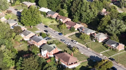 Two Parallel Streets of Brick Ranch Houses Vidéo 347703457