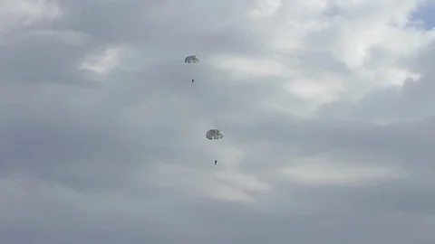 Two paratroopers in the sky. Видео 75321834
