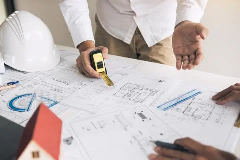 Two partnership architects or engineering working with blueprints and discu.. Foto stock