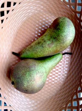 Two pears in a basket Fotos Stock