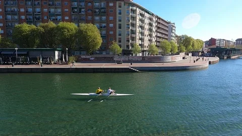 Two people aboard a canoe, along the Navigli in Milan Vídeo Stock 237465104