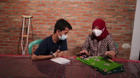 Two people are learning to make batik cloth. Stock-Footage 287304447