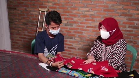 Two people are learning to make batik cloth. Stock Footage 287304451