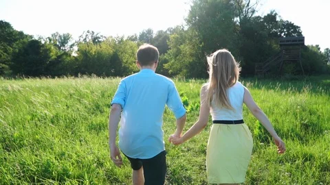 Two people are running across the field Vidéo 102772995