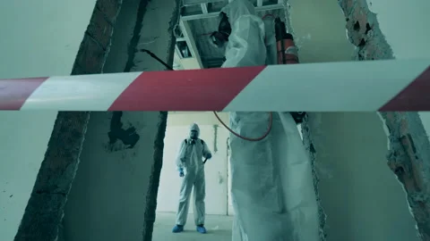 Two people disinfect a room, using spraying machines. Vidéo 131167386