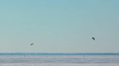 The two people doing snowkiting on the icy snow field Video stock 196071719
