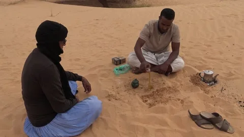 Two people drinking tea in Erg Amatlich, Mauritania Vídeo Stock 147536119