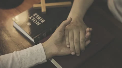 Two people holding hands and praying together, expressing faith, worship, d.. Vídeos de archivo 340621052