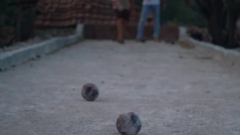 Two people playing bocce ball Vídeo Stock 125768637
