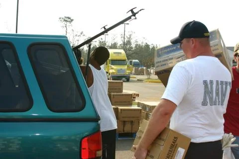 Two people putting boxes behind the car Foto stock