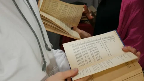 Two people reading books Video stock 86825829