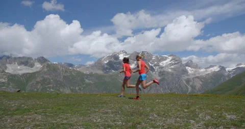 Two People Running Across Mountain Range Vídeo Stock 68968498