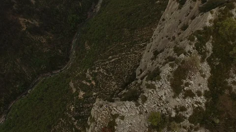 Two people sitting and talking on the top of cliff over a rocky gorge and a Video stock 101598616