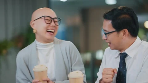 Two people smile warmly while holding coffee cups Vidéo 346682061