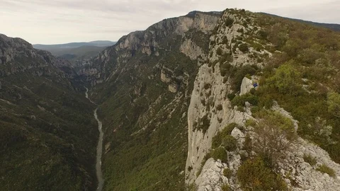 Two people walking on the top of high cliff in Verdon, France Video stock 101598913