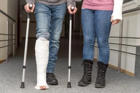 Two persons with casts Fotos Stock
