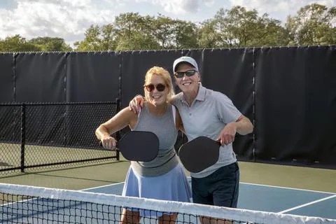 Two Pickleball Players Posing at the Net Foto stock