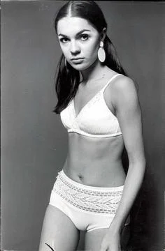 Two Piece White Bikini With Triangular Shape Top By Slix At Selfridges 1966. Foto stock