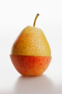Two pieces of different fruit stacked to comprise the shape of a piece of fruit Foto stock