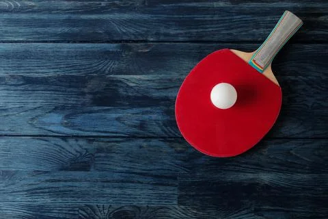 Two ping pong rackets. Table tennis rackets and a ball on a blue wooden table Foto stock