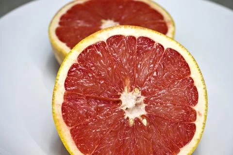 Two pink grapefruit halves. Foto stock