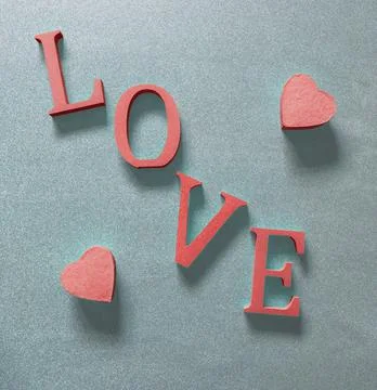 Two pink hearts either side of the word love Foto stock