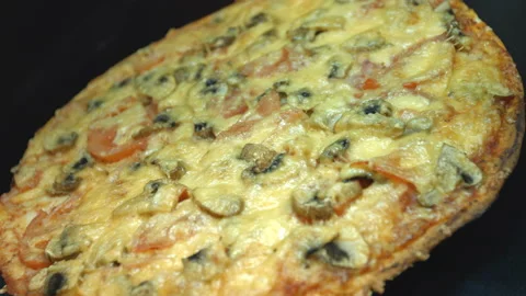 Two pizzas rotate. Видео 86701760