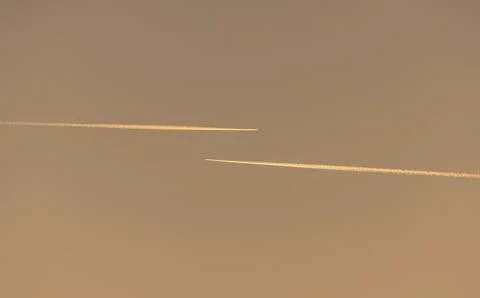 Two planes flies parallel in the summer sky Foto stock