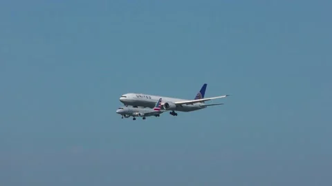 Two Planes Land Extremely Close Together, San Francisco, California, USA - 18 Oc Video stock 205240818