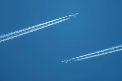 Two planes in the sky, two airplane tracks in the blue sky, contrails Fotos de archivo