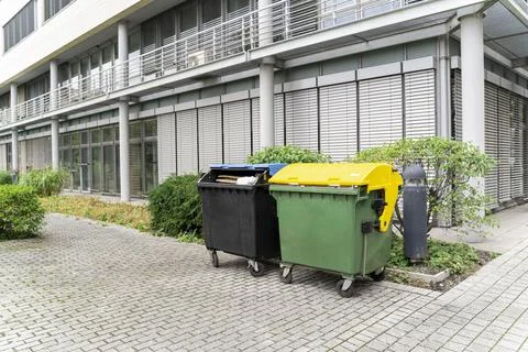 Two plastic clean garbage containers black and green-yellow for separate waste Foto stock