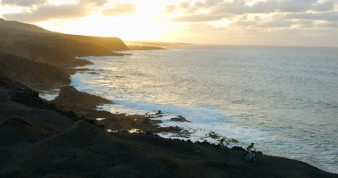 Two poeple riding a cycle path along an Ocean edge. Vídeo Stock 85527897