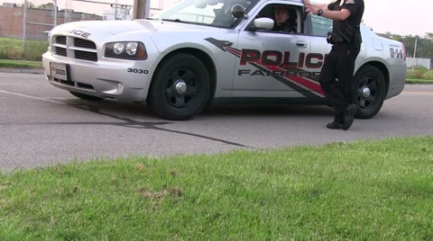 Two policeman talking 動画素材 38494423