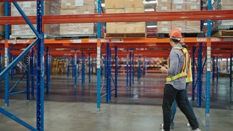 Two professional workers with list checking stock condition in warehouse Vidéo 211973621