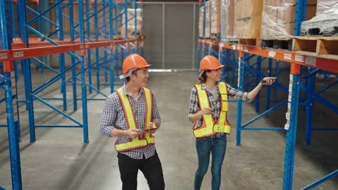 Two professional workers with list checking stock condition in warehouse Vidéo 211973848