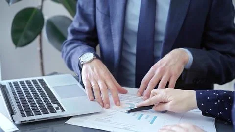 Two professionals analyzing a pie chart during a strategic business meeting Foto stock